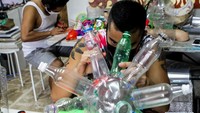 Bentuk masker ini mirip dengan bentuk virus Corona yang bulat dan mempunyai banyak ‘tentakel’. Foto: Dok. Xinhua/Rouelle Umali