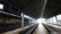 Nyaris tak ada aktivitas di dalam stasiun.