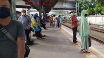 Stasiun Tanah Abang Ramai Penumpang, Petugas Aktif Sosialisasi Jaga Jarak