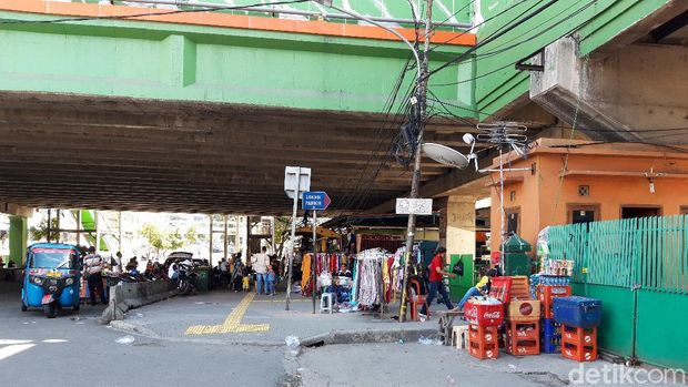 Suasan di kawasan trotoar Jalan Kb Jati, Pasar Tanah Abang