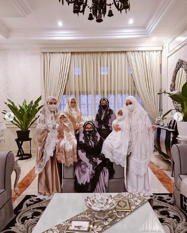 Kekompakan Syahrini dan keluarga memakai mukena berhiaskan emas seharga Rp 5 juta. Foto: Dok. Instagram @princessyahrini