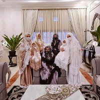 Kekompakan Syahrini dan keluarga memakai mukena berhiaskan emas seharga Rp 5 juta. Foto: Dok. Instagram @princessyahrini