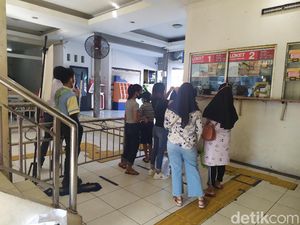 Video: Stasiun Angke Tutup Sementara, Penumpang Menunggu di Luar!