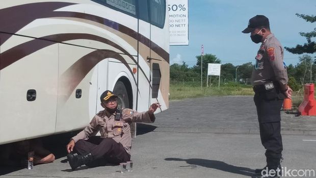 TKA China yang ngambek akhirnya bisa dibujuk keluar kolong bus
