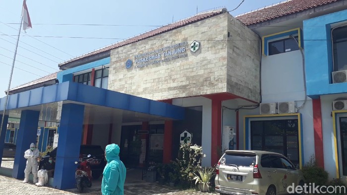 Petugas evakuasi seorang warga Brebes positif Corona yang nekat mudik setelah kabur dari rumah sakit di Jakarta, Senin (25/5/2020).