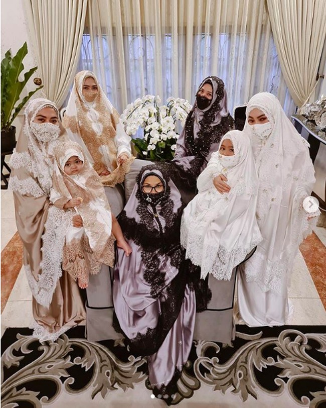 Princess Exclusive Mukena Set With All Gold Plated Tag⁣ LIMITED EDITION SERIES⁣, demikian nama koleksi mukena yang dipakai Syahrini. Sesuai namanya, mukena tersebut memang dihiasi emas pada bagian tag logonya. Foto: Dok. Instagram @princessyahrini