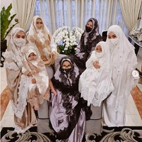 Princess Exclusive Mukena Set With All Gold Plated Tag⁣ LIMITED EDITION SERIES⁣, demikian nama koleksi mukena yang dipakai Syahrini. Sesuai namanya, mukena tersebut memang dihiasi emas pada bagian tag logonya. Foto: Dok. Instagram @princessyahrini