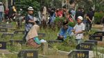 Potret Ziarah Kubur di Tengah Pandemi
