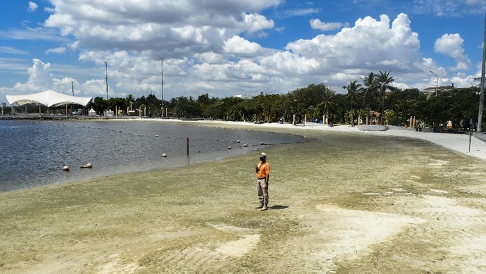 Suasana kawasan Pantai Timur Ancol di Jakarta, Senin (25/5/2020). Memasuki hari kedua Idul Fitri 1441 H, suasana Pantai Ancol sepi dari pengunjung akibat masih ditutup selama pemberlakuan Pembatasan Sosial Berskala Besar (PSBB). ANTARA FOTO/Muhammad Adimaja/wsj.