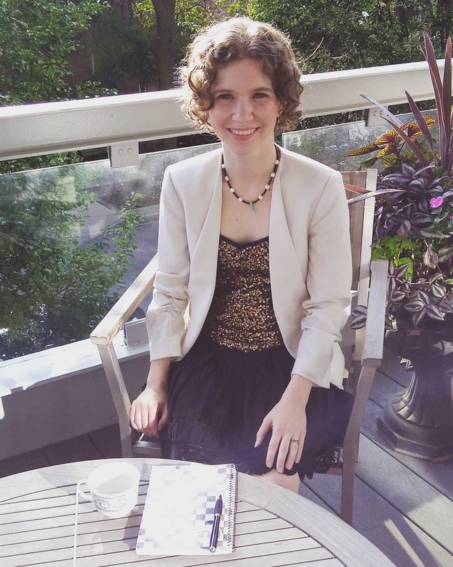 Merasa memiliki penampilan yang berbeda dari wanita seusianya, Melanie berusaha menyiasatinya dengan mengenakan pakaian kantor setiap bepergian, menggunakan sepatu berhak, lipstik yang lebih tebal, dan menjaga rambutnya agar tetap pendek. Foto: dok. Instagram @inspire.envisioning