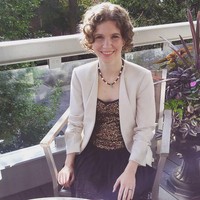 Merasa memiliki penampilan yang berbeda dari wanita seusianya, Melanie berusaha menyiasatinya dengan mengenakan pakaian kantor setiap bepergian, menggunakan sepatu berhak, lipstik yang lebih tebal, dan menjaga rambutnya agar tetap pendek. Foto: dok. Instagram @inspire.envisioning