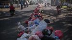 Jorok! Tumpukan Sampah di Jalan Raya Cileduk