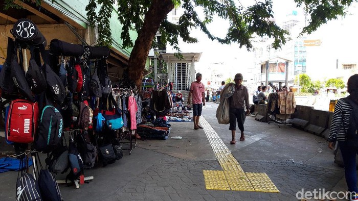 Suasan di kawasan trotoar Jalan Kb Jati, Pasar Tanah Abang