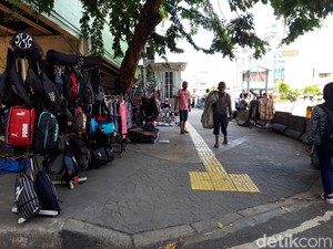 Hari Kedua Lebaran, Pedagang Masih Buka Lapak di Trotoar Tanah Abang