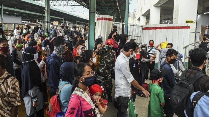 Calon penumpang berjalan menuju Kereta Rel Listrik (KRL) di Stasiun Manggarai, Jakarta, Senin (25/5/2020). PT Kereta Commuter Indonesia atau KCI melaporkan volume pengguna KRL saat pembatasan operasional di hari Lebaran 2020 turun 90 persen dibanding tahun sebelumnya, hal itu merupakan imbas dari pembatasan jam operasional yaitu pada pagi hari pukul 05.00 - 08.00 WIB dan sore hari pukul 16.00 - 18.00 WIB.  ANTARA FOTO/Muhammad Adimaja/hp.