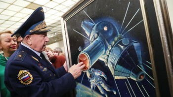 Kapsul Voskhod dari Uni Soviet yang beroperasi pada 1864-1965. Kapsul ini dirancang mengikuti desain Vostok tapi diubah untuk menampung lebih banyak awak dan memfasilitasi spacewalk. Foto: Vyacheslav ProkofyevTASS via Getty Images