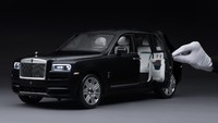 Diecast ini dibuat sendiri oleh Rolls-Royce. Memiliki skala 1:8, ukurannya panjang 66,04 cm, lebar 25,4 cm, dan tinggi 22,86 cm. Mobil skala ini dibuat dengan tingkat detil luar biasa, dibangun dari 1.000 bagian terpisah. Proses pembuatannya juga sangat lama, sampai 450 jam. (Rolls-Royce)