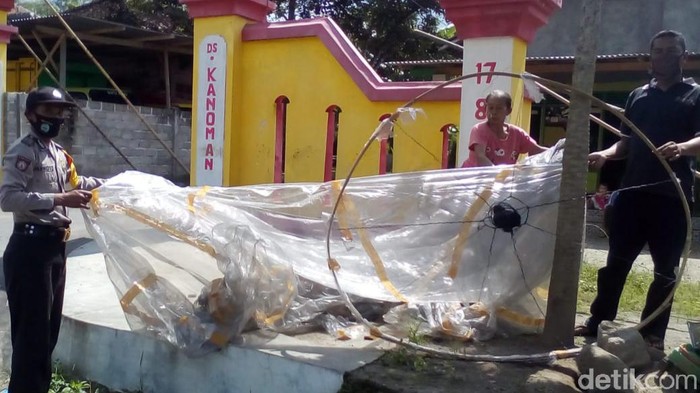 Balon udara yang jatuh di Desa Kanoman, Kecamatan Karangnongko, Klaten, Senin (25/5/2020).