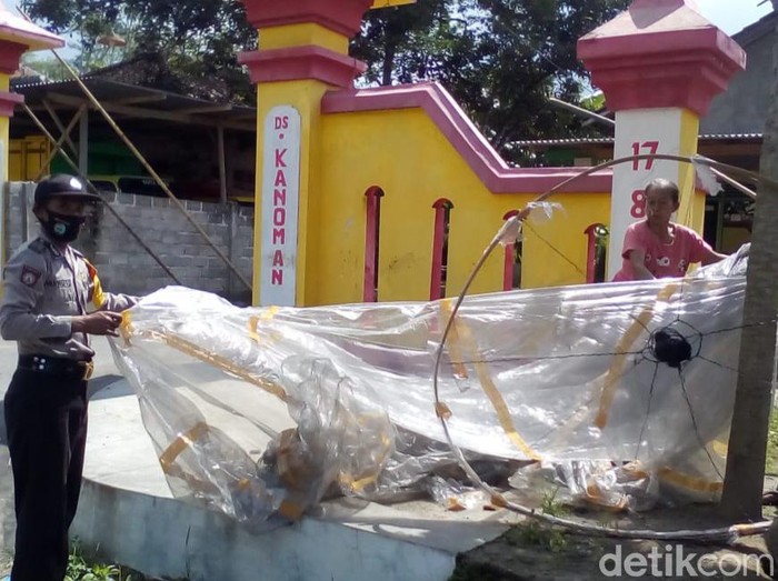 Balon udara yang jatuh di Desa Kanoman, Kecamatan Karangnongko, Klaten, Senin (25/5/2020).