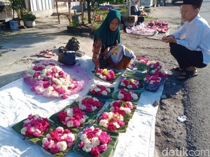 Meski Sepi, Pedagang Bunga Ziarah Asal Boyolali Tetap Jualan Sampai Klaten