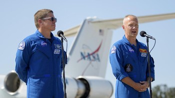 Untuk pertama kalinya dalam waktu cukup lama, dua astronaut NASA akan terbang mengangkasa menggunakan roket buatan perusahaan Amerika Serikat, SpaceX. Foto: AP/Bill Ingalls