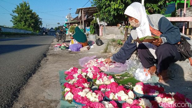 Penjual bunga tabur makam di Kota Kecamatan Delanggu, Senin (25/5/2020).