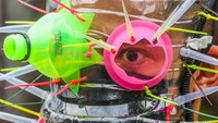 Masker ini akan ia tampilkan di sebuah pameran online bersama dengan seniman visual lainnya. Foto: Dok. Xinhua/Rouelle Umali