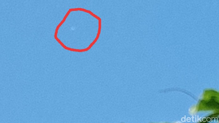 Benda misterius terlihat terbang di langit wilayah Kecamatan Delanggu, Klaten, Senin (25/5/2020).