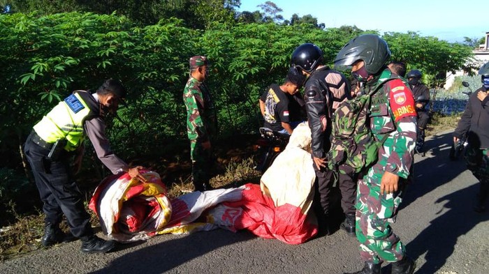 Petugas gabungan mengamankan balon udara yang akan diterbangkan di Kecamatan Kalikajar, Wonosobo, Senin (25/5/2020).