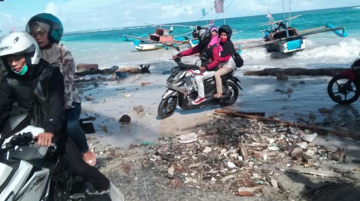 Pemotor yang nekat melintas pesisir pantai di Sukabumi yang tengah gelombang tinggi