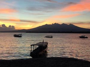 Celebrity on Vacation: 48 Patung Manusia di Gili Meno