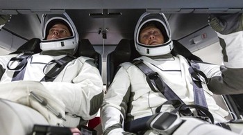 Sesampainya di ISS, Bob dan Doug akan tinggal selama satu sampai empat bulan. Kedua astronaut saat ini sedang menjalani masa karantina ketat untuk memastikan tidak ada bakteri atau virus sampai ke angkasa, apalagi di tengah pandemi Corona. Foto: AP