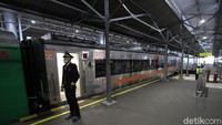 Masinis kereta Luar Biasa menunggu aba-aba untuk diberangkatkan ke Surabaya Pasar Trui.