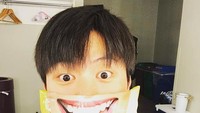 Ngemil keripik juga jadi momen Sungjae saat sedang nyantai di tengah kesibukannya. Foto: Instagram @yook_can_do_it