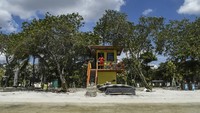 Petugas keamanan berpatroli di kawasan Pantai Timur Ancol. 