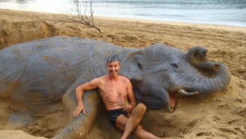 Ia mulai menyukai seni pasir dan menjadikannya hobi saat pada tahun 2010 ia bersama dua anak perempuannya bermain ke pantai. (Foto: Dok. Andoni Bastarrika)