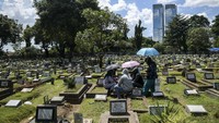 Tradisi ziarah kubur pada Hari Raya Idul Fitri masih dilakukan warga meskipun sudah ada imbauan untuk tidak berkerumun sesuai aturan PSBB yang masih diberlakukan di Provinsi DKI Jakarta.