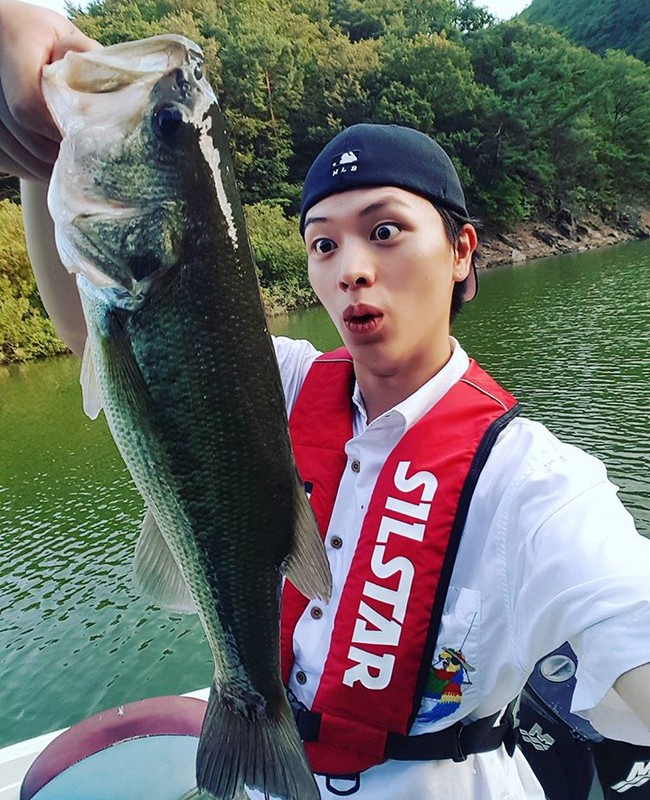 Sungjae BTOB yang membintangi drakor Goblin juga terlahir kaya. Ayahnya memiliki perusahaan pemasok komponen untuk Samsung Electronics Corporation, dan kakeknya merupakan pengusaha pertama yang mengimpor bibit ikan mas di Korea. Foto: Instagram @yook_can_do_it