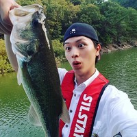 Sungjae BTOB yang membintangi drakor Goblin juga terlahir kaya. Ayahnya memiliki perusahaan pemasok komponen untuk Samsung Electronics Corporation, dan kakeknya merupakan pengusaha pertama yang mengimpor bibit ikan mas di Korea. Foto: Instagram @yook_can_do_it