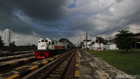 Stasiun tersebut memberangkatkan kereta Prambanan Ekspress dengan pembatasan kuota penumpang sebanyak 75 persen dengan keberangkatan KA sebanyak 4 kali Jogja Solo dan dilintasi kereta rel diesel Kereta Luar Biasa jurusan Gambir Pasar Turi sebanyak satu hari sekali.