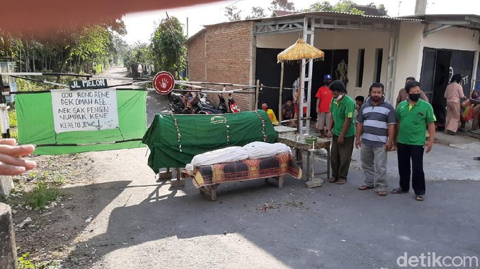keranda dan pocong di jalan dusun