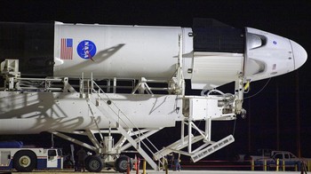 Penampakan kapsul Crew Dragon yang akan mereka tumpangi dan dilesatkan oleh roket Falcon 9, semuanya buatan SpaceX, perusahaan antariksa yang dipimpin Elon Musk. Foto: AP/Bill Ingalls