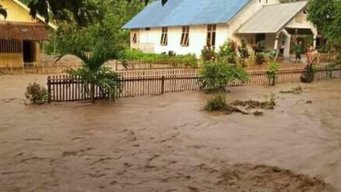 Banjir di Sigi, Sulteng, akibat sungai meluap setelah turun hujan dengan curah tinggi (dok. Istimewa)