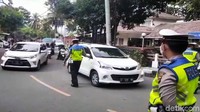 Polisi meminta wisatawan untuk putar arah dan tidak melanjutkan perjalanannya.