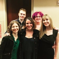 Melanie mengatakan bahwa tidak ada kondisi yang mendasari tubuh mungil dan wajah awet mudanya tersebut. Dia tidak kekurangan hormon pertumbuhan atau apapun. Hal itu adalah murni karena gen dari ibunya. Ibunya juga memiliki tubuh yang sama dan seringkali dikira sebagai anak dari suaminya. Foto: dok. Instagram @inspire.envisioning