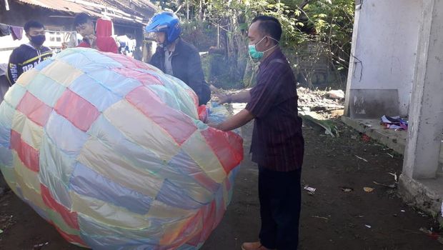 Petugas gabungan mengamankan balon udara yang akan diterbangkan di Kecamatan Kalikajar, Wonosobo, Senin (25/5/2020).