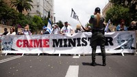 Sebelumnya, Netanyahu dan Gantz, yang merupakan pesaingnya, mengumumkan bahwa mereka telah menandatangani kesepakatan hari Senin (20/04) untuk membentuk pemerintahan darurat nasional.