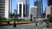 Kosongnya kendraan di jalan protokol di Jakarta juga dikarenakan masih berlakunya PSBB.