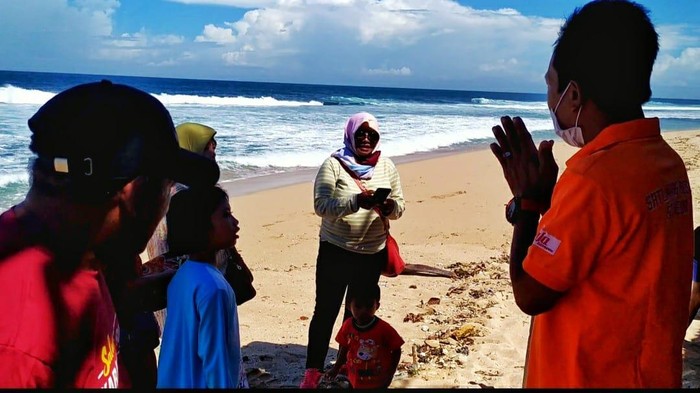 Tim SAR saat memberi imbauan kepada para pengunjung pantai agar pulang.
