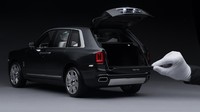 Pintu-pintu Rolls-Royce Cullinan ini bisa dibuka, yang istimewanya lagi lampu depan dan belakangnya bisa dinyalakan menggunakan remote. (Rolls-Royce)